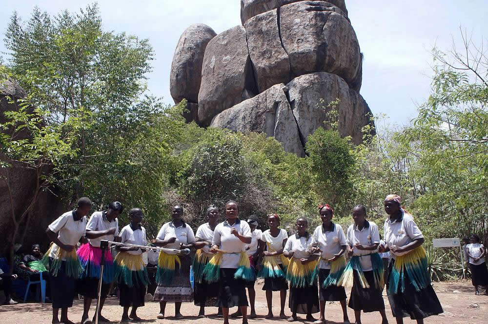 Ritos y prácticas del santuario de Kit Mikayi – Kenya Ritos y prácticas del santuario de Kit Mikayi – Kenya